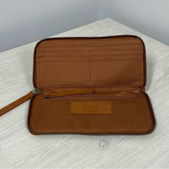 Free People Boho Camel Vegan Leather Zip Wallet Wristlet Fall Women’s - Picture 3 of 4